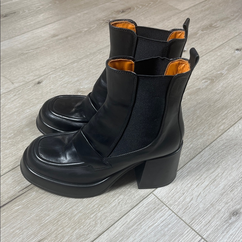 Steve Madden  Black Leather Ankle Boots with Vero Cuoio soles size 6
